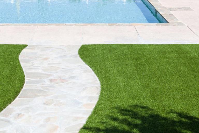Aménager une plage de piscine, les clés de la réussite